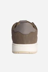 Zapatillas urbanas blancas con detalles en gris, cordones blancos y suela color crema.