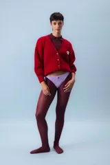 Bombacha blanca de algodón suave con bordado de cerezas rojas.