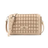Bandolera beige de cuero sintético con diseño tejido en la solapa. Tiene correa regulable, herrajes plateados y cierre con solapa. El interior está forrado en tela de algodón y poliéster, con un bolsillo con cierre y otro abierto.
