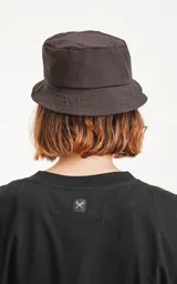 Gorro tipo Piluso color negro con logo bordado en blanco.