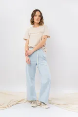 Pantalón jogger wide fit color amarillo pastel, confeccionado en algodón suave, con cintura elástica con cordón ajustable y bolsillos laterales funcionales.