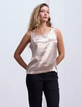 Blusa sin mangas de satén color gris, con escote redondo.