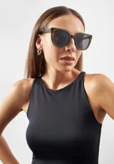 Lentes de sol con montura color marrón y lentes degradadas. Fabricados con materiales reciclados.