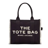 Bolso tote grande de tela jacquard color negro con estampado del logo "THE TOTE BAG MARC JACOBS" en blanco. Tiene doble asa de mano, laterales con logo repetido y cierre superior con cremallera.