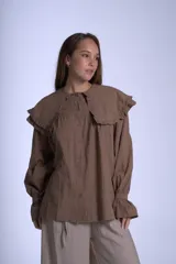 Camisa verde claro con doble cuello Claudine con volado y puños Oxford.