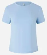 Remera básica de media malla color blanco, con cuello redondo y mangas cortas.