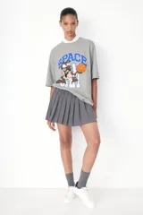 Remera gris de algodón con estampado de Taz de Space Jam jugando al baloncesto y la palabra "SPACE" en azul.
