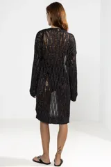 Cárdigan largo de tejido de punto calado color negro.