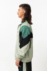 Campera estilo vintage color verde suave, confeccionada en tela avión con forro interior abrigado.