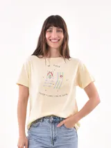 Remera lila con estampado frontal con la frase "Gracias por nada".