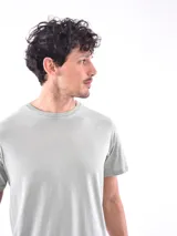 Remera azul de corte clásico y mangas cortas.
