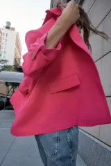 Blazer rosa pálido con cuello solapa y hombreras. Mangas 3/4 con trabilla y botón dorado. Bolsillos delanteros con solapa.