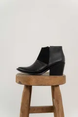 Bota corta de cuero color marrón con paneles de gamuza y cuero texturizado.
