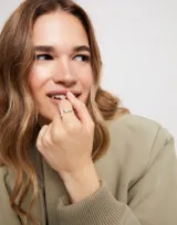 Anillo abierto plateado con un topacio blanco engarzado.