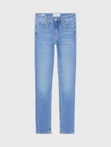 Pantalón de jean skinny de tiro medio, color celeste claro, con lavado vintage y diseño de cinco bolsillos.