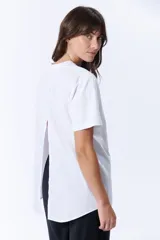 Remera blanca de manga corta con corte recto y abertura en la espalda.