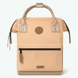 Mochila en color nude de la colección Adventurer, con compartimento acolchado para tabletas o laptops de hasta 13 pulgadas, vegana e impermeable.