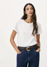 Remera verde claro de algodón, de corte clásico y mangas cortas.