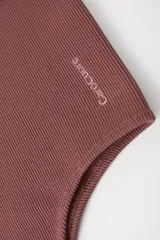 Body colaless color marrón de tejido acanalado.