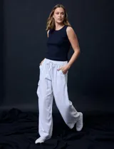Pantalón wide leg blanco de lino, marca Zac & Rachel, con pretina ancha elastizada con lazo de ajuste, bolsillos inclinados delanteros y bolsillo lateral.