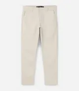 Pantalón de vestir marrón, de corte skinny, con bolsillos laterales y traseros. Se ajusta a la cintura con cinturón de cuero marrón.