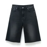 Bermuda de jean negro, corte ancho y largo a la rodilla.