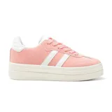 Championes urbanos color rosa con plataforma blanca y detalles en blanco en el talón y las tres tiras laterales.
