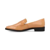 Mocasín color caramelo con textura de piel de serpiente, capellada lisa y suela plana negra.