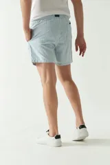 Short de baño con cintura elástica y cordón ajustable, con dos bolsillos laterales y uno trasero. Diseño a rayas horizontales en tonos de azul.