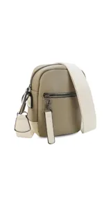 Bandolera morral color beige y blanco, con correa ajustable de tela en color blanco. Tiene cierre superior y un bolsillo frontal con cierre. Incluye un llavero decorativo.
