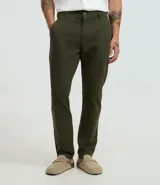Pantalón skinny de sarga color gris, con cierre de botón y cremallera, cintura con trabillas y bolsillos.