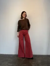 Pantalón jean fucsia de tiro medio, corte wide leg con godets y ruedo desflecado.