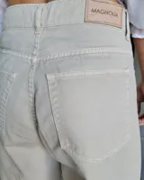 Pantalón de jean celeste de corte palazzo con costuras verticales en el frente.