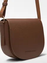 Bandolera mediana de poliuretano color marrón con textura granulada. Tiene un compartimento con cierre de solapa, bolsillo interior, asa larga regulable y logo grabado.