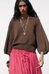 Sweater marrón de punto con cuello redondo y mangas anchas 3/4.