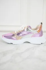 Zapatillas deportivas con exterior metalizado en tonos rosa, dorado y plateado. Cordones blancos y suela chunky blanca.