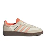 Zapatillas Adidas Handball Spezial W, color beige con detalles en rosa y suela marrón.