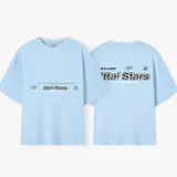 Remera color crema de corte recto y mangas cortas, con estampados en negro en el frente y la espalda.