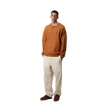 Buzo de algodón color marrón óxido, cuello redondo, manga larga y puños y ruedo acanalados. Presenta un pequeño logo bordado de Carhartt WIP en el pecho.