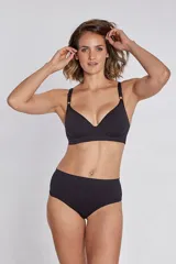 Bombacha tiro alto cavada de microfibra sin costura, color negro, con forro 100% algodón.