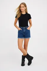Short blanco de jean de tiro alto con ruedo desflecado.