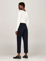 Pantalón chino azul marino de corte slim, con bolsillos laterales y traseros.