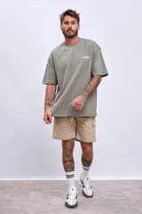 Bermuda color beige con bolsillos cargo laterales y cordón ajustable en la cintura.