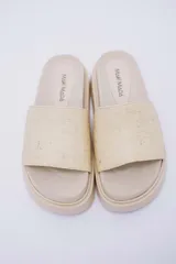 Sandalias rojas de plataforma, veganas y amigables con el medio ambiente. Hechas con Piñatex, textil que busca suplantar el cuero animal, hecho a partir de las hojas del ananá.