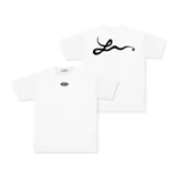 Remera blanca de algodón con corte regular fit y estampa plastisol de alta calidad en el frente y en la espalda.