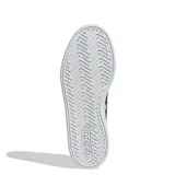 Championes Adidas Grand Court Base 3.0, color blanco con las tres tiras laterales en negro y logo Adidas en la lengüeta y el talón. Confeccionados en cuero sintético, con cordones blancos y suela de goma.