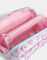 Cartuchera rectangular de tela celeste con estampado de bebidas y postres en color rosa. Tiene un bolsillo frontal con cierre y tiracierre de cordón rosa.