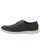 Zapato náutico casual de cuero azul marino con cordones, suela de goma color crema y plantilla calada.