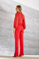 Pantalón de vestir rojo de corte recto, con bolsillos delanteros decorados con cristales.