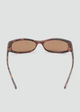 Gafas de sol con diseño rectangular y montura de pasta con efecto carey. Cuentan con protección UV total con filtro categoría 3 y están fabricadas con policarbonato reciclado.